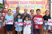 Thiếu nhi trải nghiệm vẽ mặt nạ hát bội tại Thư viện tỉnh Gia Lai 