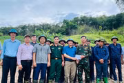 Đồng chí Trương Văn Đạt thăm các lực lượng thực hiện nhiệm vụ tìm kiếm, quy tập hài cốt liệt sĩ