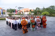 Dâng hoa, dâng hương tưởng nhớ Chủ tịch Hồ Chí Minh tại Khu tưởng niệm Nguyễn Sinh Sắc.