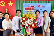 Phó Chủ tịch HĐND tỉnh Huỳnh Thúy Vân (thứ 3 bên phải) tặng hoa chúc mừng Hội Nhà báo tỉnh.