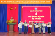 Đảng ủy các phường Pleiku và Hoài Nhơn Nam trao tặng, truy tặng Huy hiệu Đảng đợt 19-5