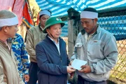 Phó Chủ tịch Thường trực UBND tỉnh Nguyễn Tuấn Thanh thăm, tặng quà cho người dân làng chài Hải Minh