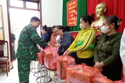 Ban Chỉ huy Bộ đội Biên phòng Gia Lai trao quà cứu trợ bà con vùng lũ.