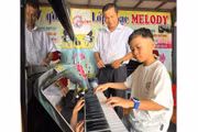 Sân khấu ghi danh thầy trò vùng khó