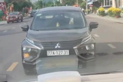 Xác minh clip 2 ô tô dừng đối đầu nhau trên đường phố Quy Nhơn.
