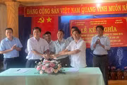 UBND xã Kon Gang và Công ty TNHH MTV Khai thác công trình thủy lợi Gia Lai kết nghĩa với làng Klót.