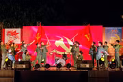 Tiết mục “Lá cờ Đảng” để lại nhiều cảm xúc trong lòng khán giả.