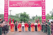 Binh đoàn 15 bàn giao đường điện chiếu sáng bằng năng lượng mặt trời cho làng Chư Kó