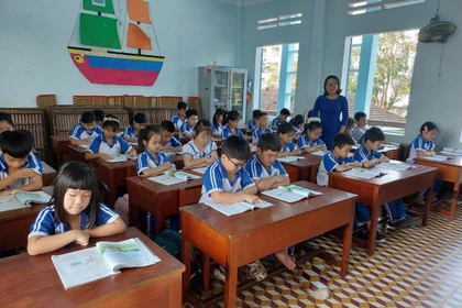 Học sinh trở lại trường, ngành giáo dục nỗ lực ổn định hoạt động dạy và học sau thiệt hại do bão số 13.