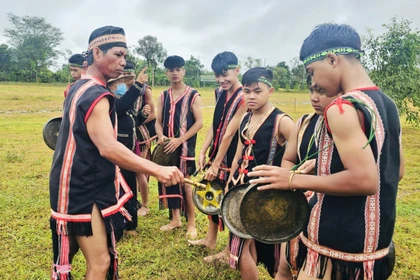 Thanh thiếu niên Gia Lai biểu diễn cồng chiêng, góp phần bảo tồn Không gian văn hóa cồng chiêng Tây Nguyên, Di sản văn hóa phi vật thể đại diện của nhân loại.