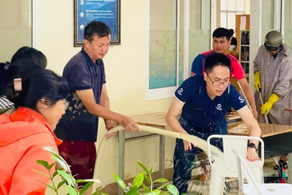 Nỗ lực khôi phục trường lớp bị ngập sâu trong biển nước ở Gia Lai sau trận lũ lịch sử, thể hiện tinh thần quyết tâm đưa trường học hoạt động sớm nhất.