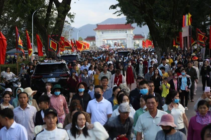 Dòng người nhộn nhịp trẩy hội Đống Đa tại Bảo tàng Quang Trung, xã Tây Sơn, tỉnh Gia Lai trong những ngày đầu xuân Bính Ngọ 2026 để chiêm bái, dâng hương và tham gia các hoạt động văn hóa lịch sử đặc sắc.