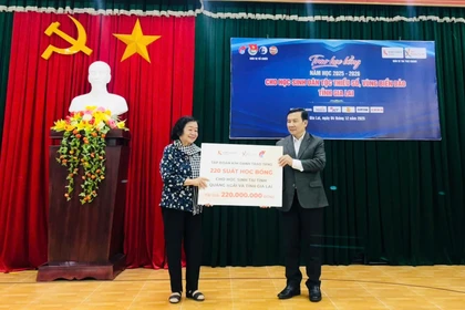 Quỹ học bổng Vừ A Dính và Câu lạc bộ Hoàng Sa-Trường Sa tổ chức Lễ trao 130 suất học bổng nhằm động viên học sinh dân tộc thiểu số, vùng biển đảo tỉnh Gia Lai.