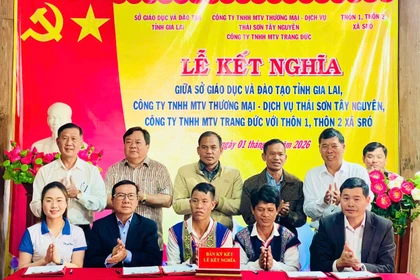 Sở Giáo dục và Đào tạo tỉnh Gia Lai phối hợp với các doanh nghiệp tổ chức lễ kết nghĩa với thôn 1 và thôn 2, xã Sró nhằm hỗ trợ phát triển kinh tế - xã hội và tăng cường tình đoàn kết dân tộc