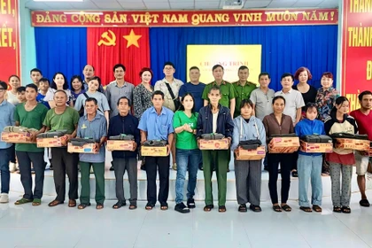 Chương trình “Áo ấm biên cương” trao 300 suất quà cho người dân xã biên giới Ia O, Gia Lai.