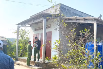 Lực lượng công an và các cơ quan chức năng đang thực hiện công tác khám nghiệm hiện trường và điều tra nguyên nhân vụ 4 người trong một gia đình tử vong tại nhà ở thôn Chánh Hóa, xã Cát Tiến, tỉnh Gia Lai vào ngày 10-4.