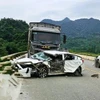 Tông nhau trên cầu, xe tải văng xuống vực, tài xế ô tô con tử vong, 5 người khác bị thương