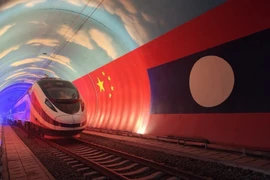 Đoàn tàu điện nhiều toa Lane Xang đi qua biên giới Trung Quốc. (Ảnh: Tân Hoa Xã)