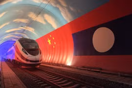 Đoàn tàu điện nhiều toa Lane Xang đi qua biên giới Trung Quốc. (Ảnh: Tân Hoa Xã)