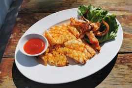 Mực một nắng nướng muối ớt. (Ảnh: Taste Atlas)
