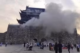 Khói bụi mù mịt sau khi hàng trăm viên ngói bất ngờ rơi xuống. (Nguồn: news.qq)