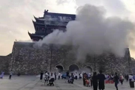 Khói bụi mù mịt sau khi hàng trăm viên ngói bất ngờ rơi xuống. (Nguồn: news.qq)