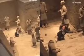 Tượng binh mã cổ 2.000 năm tuổi bị xô ngã. (Independent.co)