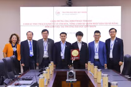 Đại diện lãnh đạo Trường Đại học Quy Nhơn chụp ảnh lưu niệm cùng ông Terado Hirotsugu- Lãnh sự phụ trách kinh tế và văn hóa, Tổng Lãnh sự quán Nhật Bản tại Đà Nẵng.