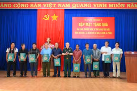 Bộ Tư lệnh Binh đoàn 15 gặp mặt, tặng quà già làng, trưởng thôn, bí thư chi bộ tiêu biểu 