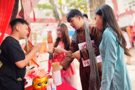 Học sinh trải nghiệm văn hóa truyền thống qua phiên chợ Tết cổ truyền.