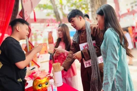 Học sinh trải nghiệm văn hóa truyền thống qua phiên chợ Tết cổ truyền.