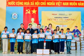 Trao các phần quà trị giá hơn 200 triệu đồng cho học sinh Trường Tiểu học và THCS Chơ Long