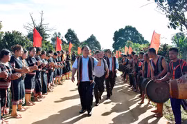 Phó Bí thư Tỉnh ủy, Chủ tịch UBND tỉnh Rah Lan Chung: Đoàn kết, chung sức xây dựng làng Sao Đúp ngày càng vững mạnh toàn diện