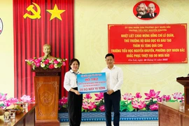 Thứ trưởng Bộ GD&ĐT Lê Quân thăm hỏi, động viên các trường học vùng lũ tại Gia Lai.