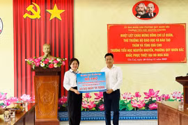 Thứ trưởng Bộ GD&ĐT Lê Quân thăm hỏi, động viên các trường học vùng lũ tại Gia Lai.