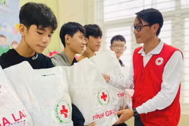 Trao 465 suất quà cho học sinh, hộ gia đình bị thiệt hại do bão lũ.