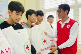 Trao 465 suất quà cho học sinh, hộ gia đình bị thiệt hại do bão lũ.