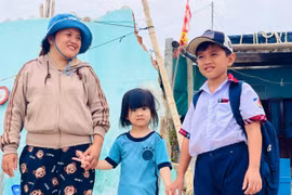 Những đứa trẻ làng chài Xuân Thạnh háo hức đến trường sau khi cơn bão Kalmaegi đi qua.