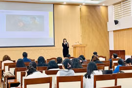 Thảo luận về kinh nghiệm đưa tiếng Anh thành ngôn ngữ thứ hai trong nhà trường