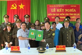 Chi cục Kiểm lâm tỉnh Gia Lai kết nghĩa với làng Phang (xã Ia Krêl)