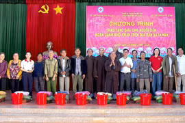 Trao 820 suất quà cho các hộ nghèo, khó khăn ở Tây Gia Lai