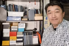 Nhà báo người Nhật sở hữu tới 1.800 chiếc điện thoại