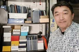 Nhà báo người Nhật sở hữu tới 1.800 chiếc điện thoại