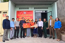 Phường Diên Hồng bàn giao nhà “Đại đoàn kết” cho hộ nghèo