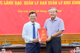 UBND tỉnh Gia Lai trao quyết định nghỉ hưu theo chế độ cho ông Phan Viết Hùng 
