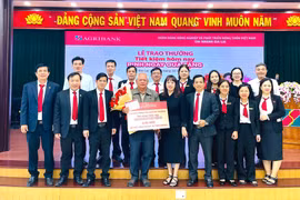 Agribank Chi nhánh Gia Lai trao thưởng cho khách hàng trúng thưởng khi gửi tiết kiệm