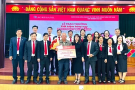 Agribank Chi nhánh Gia Lai trao thưởng cho khách hàng trúng thưởng khi gửi tiết kiệm