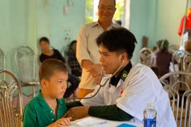 Bộ đội Biên phòng Gia Lai khám bệnh, cấp thuốc miễn phí cho người dân xã Ia Chia