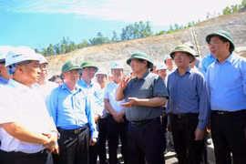 Thủ tướng Chính phủ kiểm tra Dự án cao tốc Quảng Ngãi - Hoài Nhơn và đường cất hạ cánh số 2 sân bay Phù Cát.