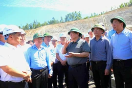 Thủ tướng Chính phủ kiểm tra Dự án cao tốc Quảng Ngãi - Hoài Nhơn và đường cất hạ cánh số 2 sân bay Phù Cát.